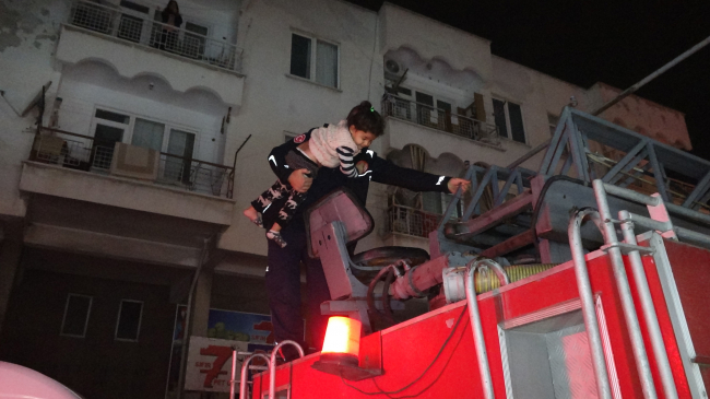 Antalya'da yangın: 6 çocuğu itfaiye ekipleri kurtardı