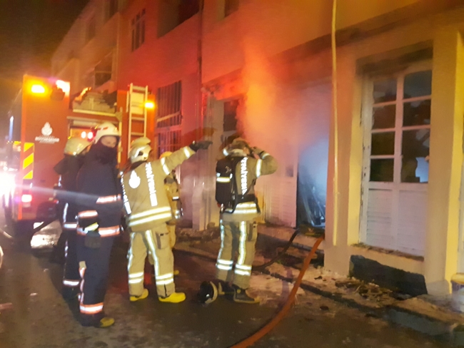 Yangında zarar görmesin diye itfaiye eri Türk bayrağını cebine koydu