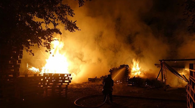 Bursa'da palet imalathanesinde yangın