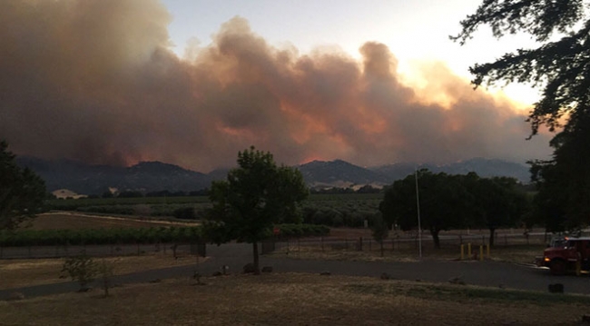 California'da devam eden yangın etkisini artırdı