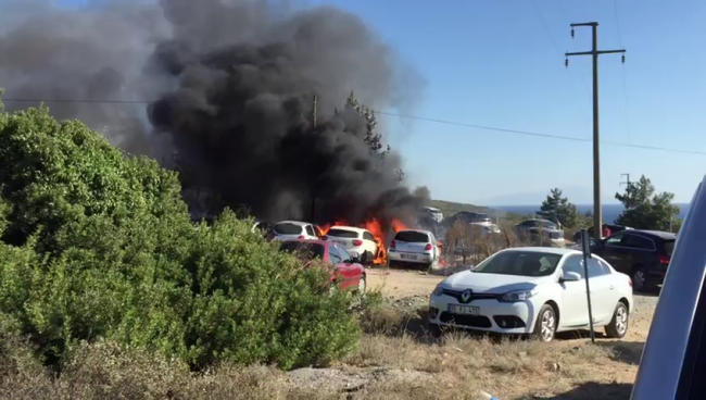 Seferihisar'da yangın: 50 araç kullanılamaz hale geldi