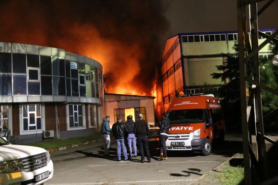 Samsun'da lastik fabrikasında yangın