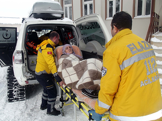 Yaşlı kadın paletli ambulansla hastaneye kaldırıldı