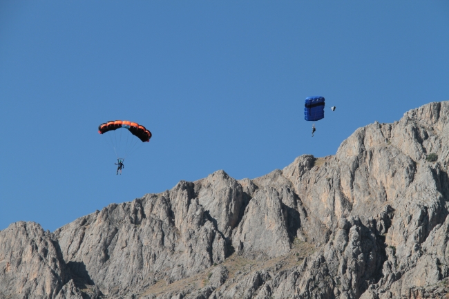 "Yarasa kanatlar" Erzincan'da 200 kilometre hızla atladı