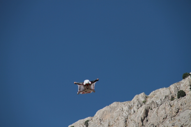"Yarasa kanatlar" Erzincan'da 200 kilometre hızla atladı