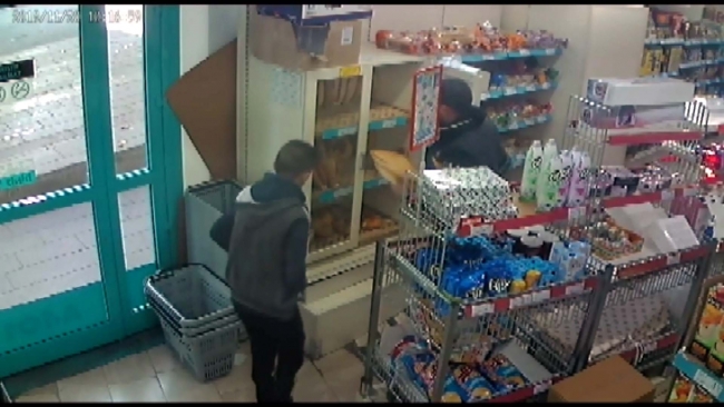 Yaşlı kadını dolandırmaya çalışan 2 şüpheli suçüstü yakalandı