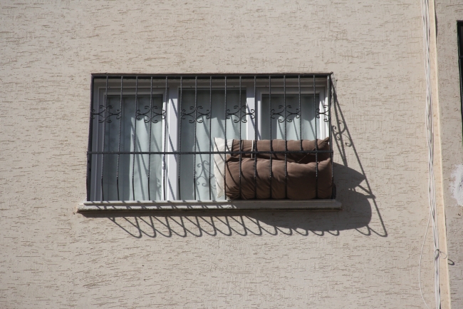 Pencerede asılı kalan çocuk ölümden döndü