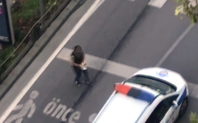 Yayaya yol vermeyen sürücü ceza almamak için lokum ikram etti