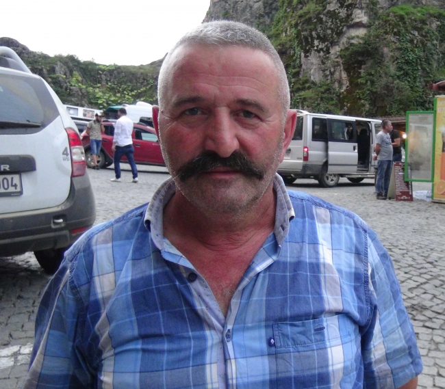 Evinin dış cephesini çakıl taşlarıyla süsledi