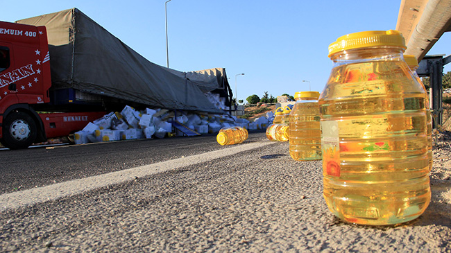 Gaziantep'te yola savrulan yağ trafiği aksattı