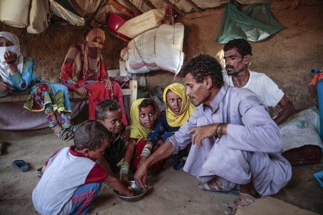 Yemenli babaların tek hayali çocuklarına yiyecek götürebilmek