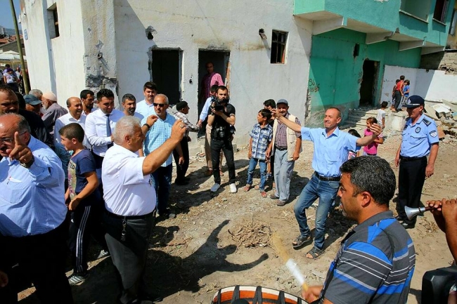 Davul zurnayla kendi evlerini yıktılar