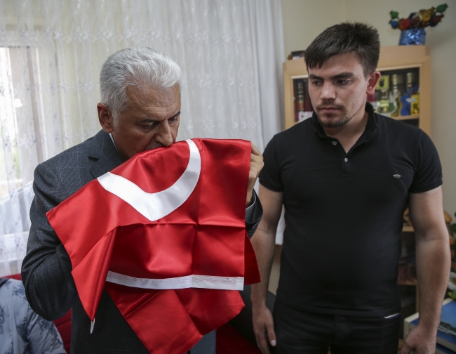 TBMM Başkanı Yıldırım ve bakanlar şehit evinde