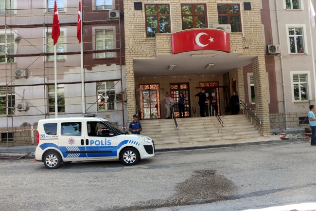 YKS'de kimliğini unutan öğrencilerin yardımına polis yetişti