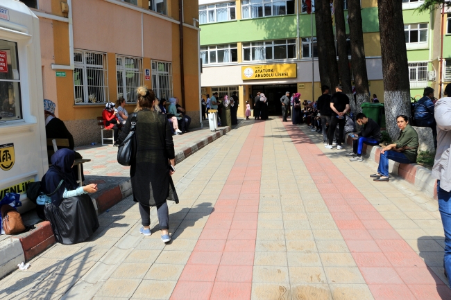 YKS'de kimliğini unutan öğrencilerin yardımına polis yetişti