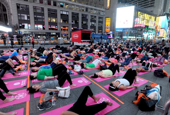 Yüzlerce kişi New York sokaklarında yoga yaptı