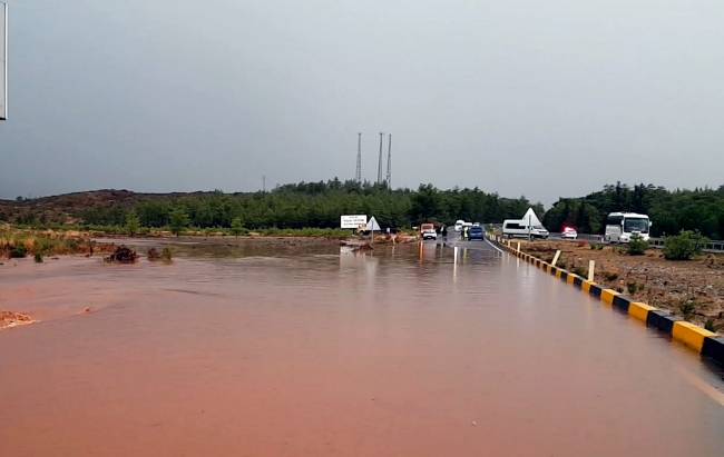 Muğla'da kuvvetli sağanak ulaşımı aksattı