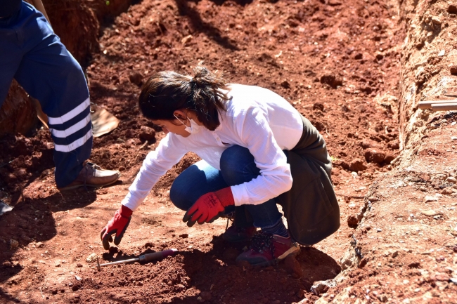 Yol çalışmasında 2 bin 300 yıllık mezar bulundu