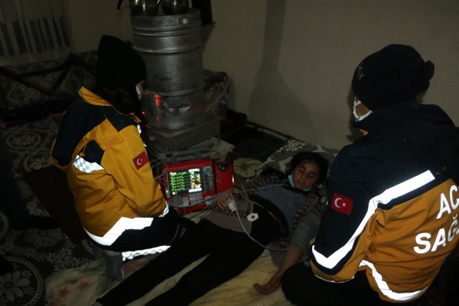 Sağlık çalışanları karla kaplı köydeki çocuk için seferber oldu
