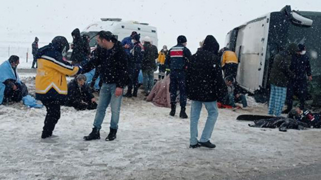 Yozgat-Ankara kara yolunda yolcu otobüsü devrildi: 1 ölü, 34 yaralı