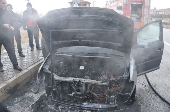 Otomobil seyir halindeyken bir anda alev aldı