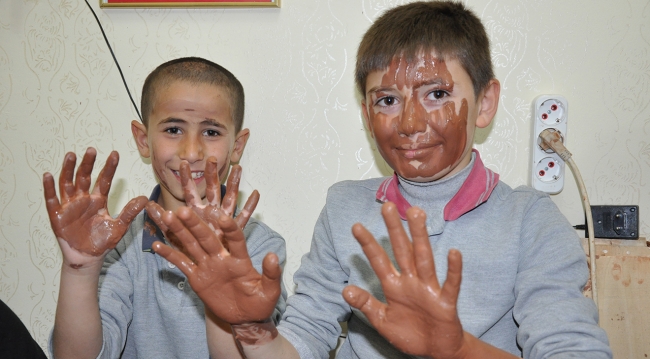 Okulları dolaşarak çamura şekil vermeyi öğretiyor