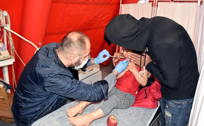 24 saat sağlık personelleri ve doktorlar yaralılara yardımcı oluyor - Fotoğraf: DHA