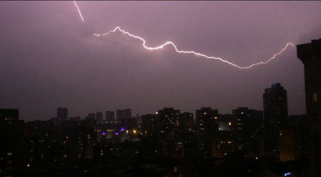 İstanbul’da beklenen sağanak yağış ve dolu etkisini gösterdi