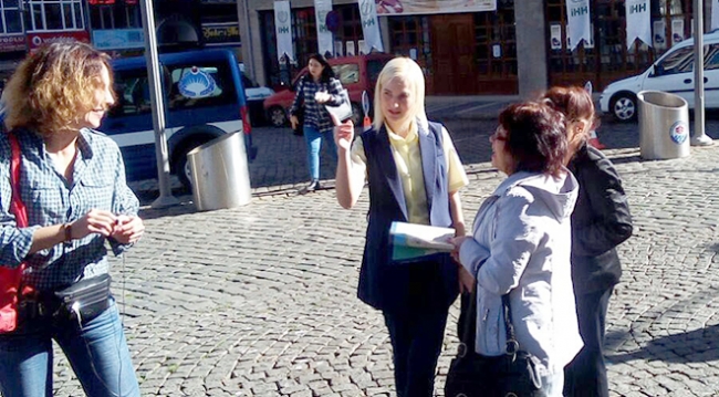 Trabzon'da turistlere Ukrayna asıllı zabıta Nadiia Taşğın rehberlik yapıyor