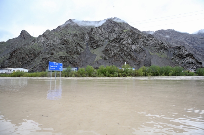 Zap Suyu taştı; evleri ve yolları su bastı