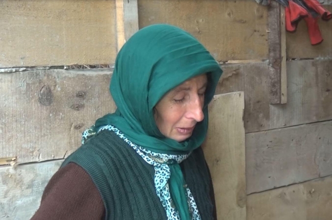 Zehirlenen ineklerinin başında gözyaşı döktü