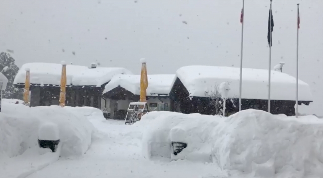 İsviçre'deki kayak merkezinde 13 bin turist mahsur kaldı