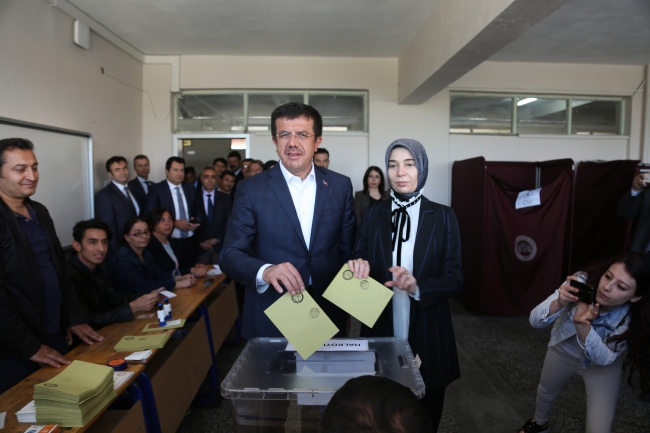 Siyasiler oylarını kullanmaya başladı