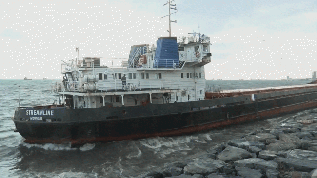 İstanbul'da fırtınanın sürüklediği gemi karaya oturdu