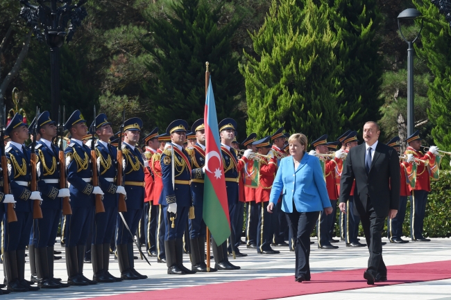 Almanya Başbakanı Merkel Azerbaycan'da