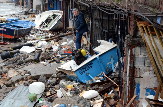 Fırtına yıktı geçti: Tekneler alabora oldu, direkler yıkıldı
