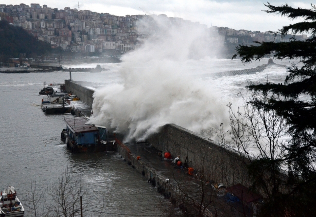 Fırtına yıktı geçti: Tekneler alabora oldu, direkler yıkıldı