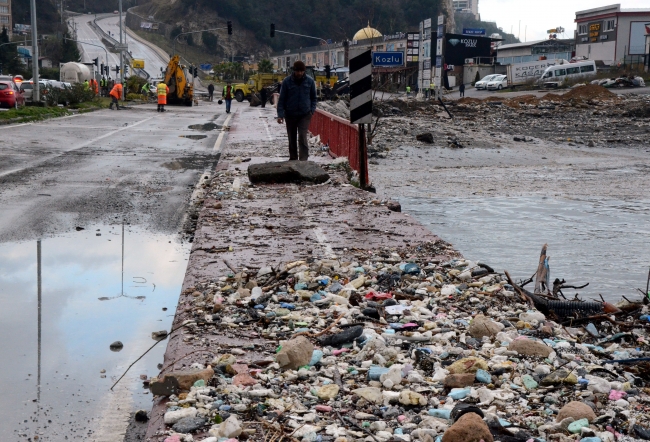 Fırtına yıktı geçti: Tekneler alabora oldu, direkler yıkıldı