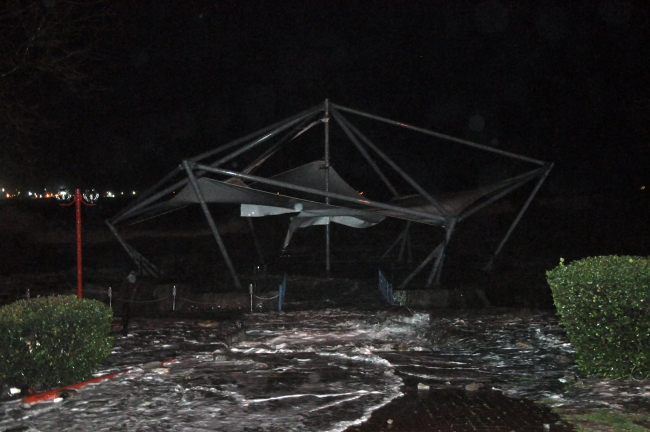 Fırtına yıktı geçti: Tekneler alabora oldu, direkler yıkıldı