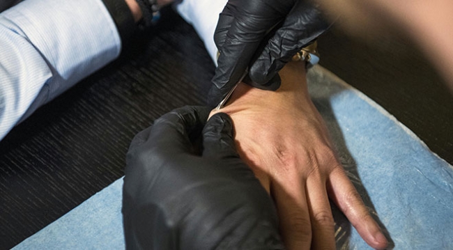 İsveç'te deri altına enjekte edilen "çip kimlik" dönemi başladı