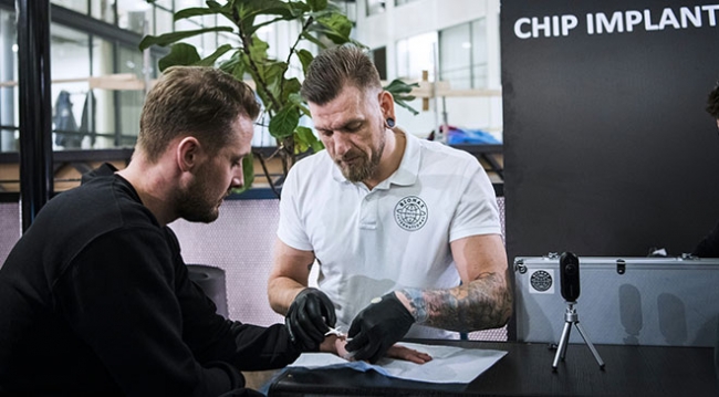 İsveç'te deri altına enjekte edilen "çip kimlik" dönemi başladı