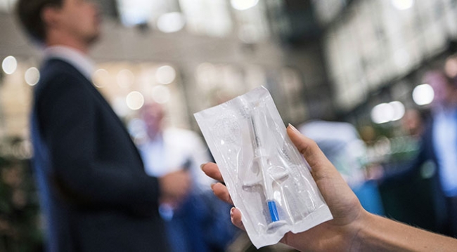 İsveç'te deri altına enjekte edilen "çip kimlik" dönemi başladı