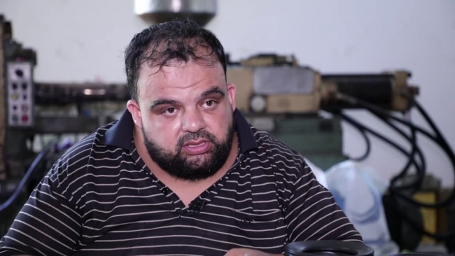  İbrahim Ebu Siyam, geri dönüşüm atölyesinde çalışarak geçimini sağlıyor. Fotoğraf: TRT Arabi