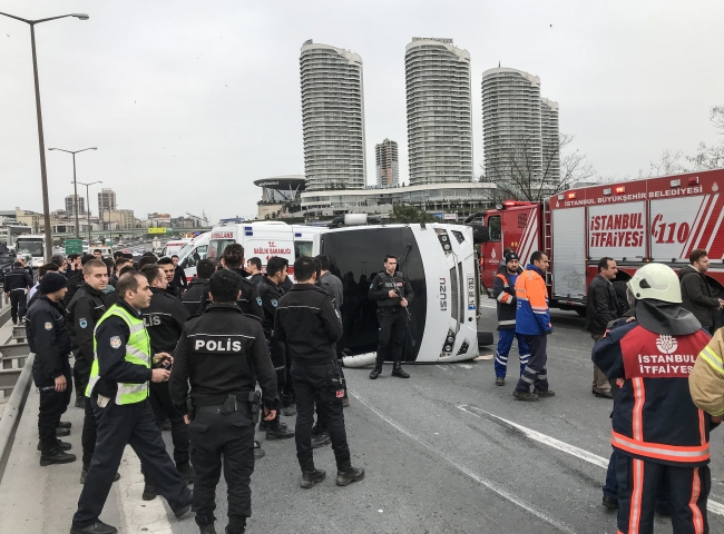 İstanbul'da Çevik Kuvvet aracı kaza yaptı