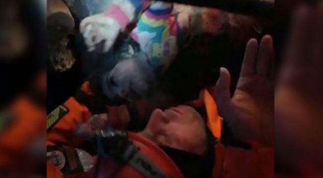 2,5 yaşındaki çocuk ve annesini kurtaran ekip TRT Haber'e konuştu