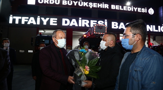 Ordu'ya dönen arama kurtarma ekibi çiçeklerle karşılandı