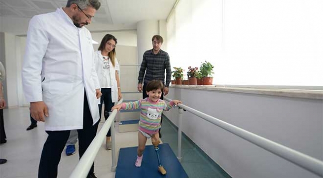 Minik Özge fizik tedavi merkezine başladı