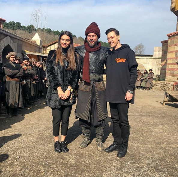 Mesut Özil'den "Diriliş Ertuğrul" setine ziyaret