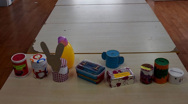 Anaokulu öğrencileri kumbaralarını Mehmetçik için dolduruyor