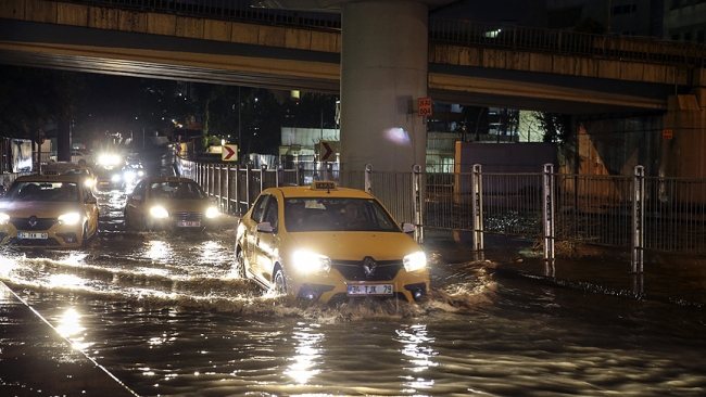 İstanbul’da beklenen sağanak yağış ve dolu etkisini gösterdi